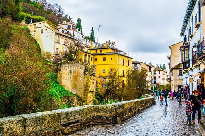 Two-Hour Walking Tour Visiting Albaicín and Sacromonte