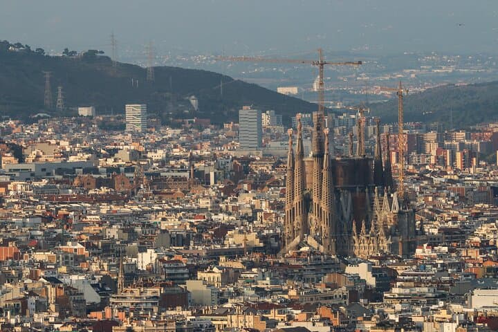 Sagrada Familia Tour with Local Guide and Skip the Line Ticket