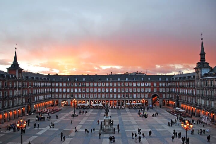 Private guided tour: Madrid City Highlights and Palace Quarter