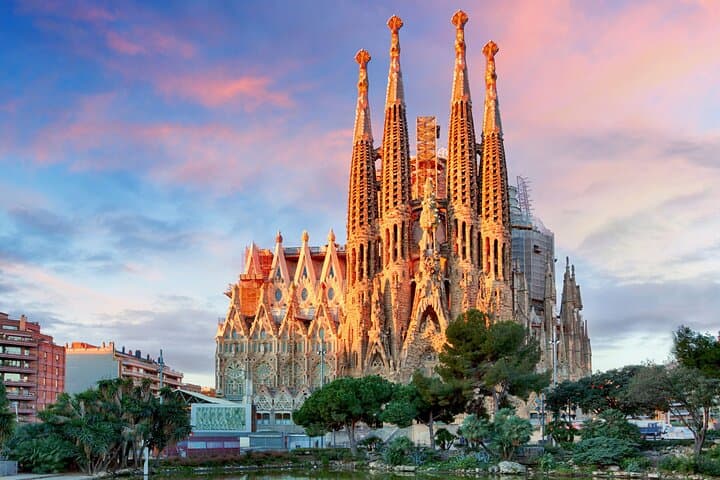 Barcelona and Montserrat Private 5 days Tour with Transfers