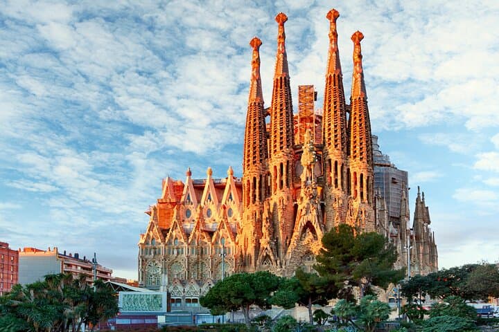 Private Romantic Walking Tour in Barcelona Gothic Heritage