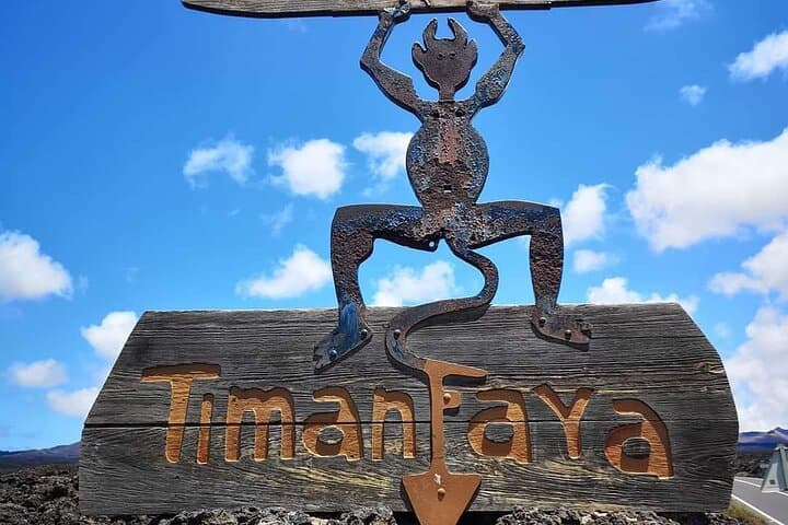 Tour to Timanfaya, La Geria and Laguna Verde for cruise passengers