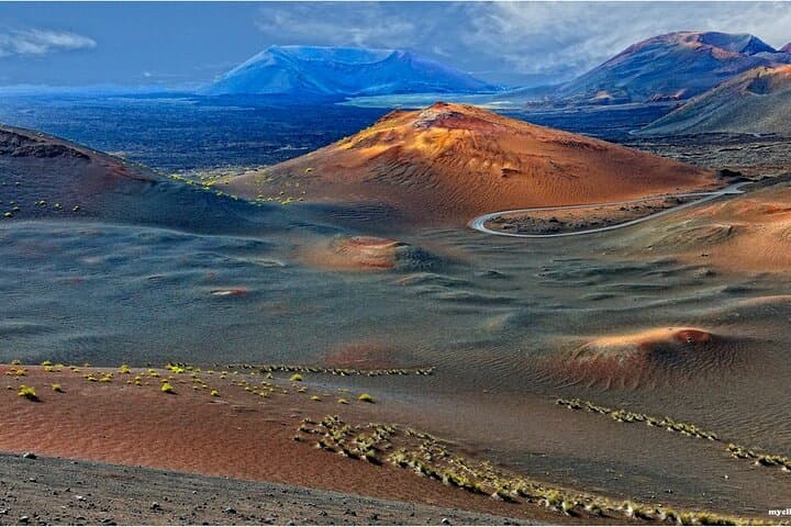 Tour to Timanfaya, La Geria and Laguna Verde for cruise passengers