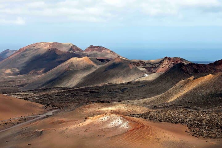 Tour to Timanfaya, La Geria and Laguna Verde for cruise passengers