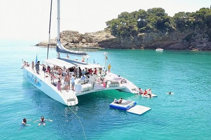 Departure in Catamaran young atmosphere at noon