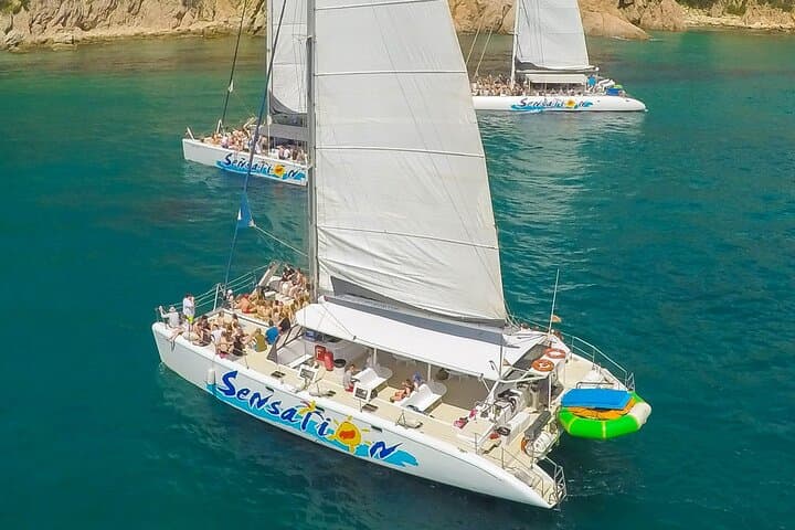 Departure in Catamaran young atmosphere at noon
