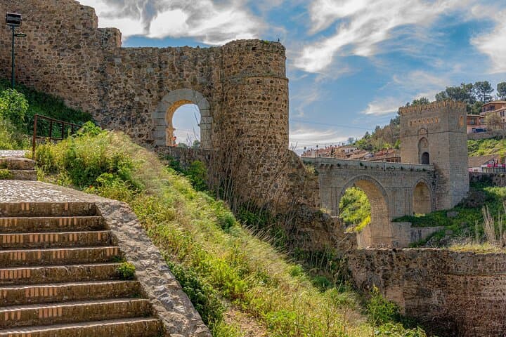 From Madrid: Official Private Tour to Toledo & Segovia