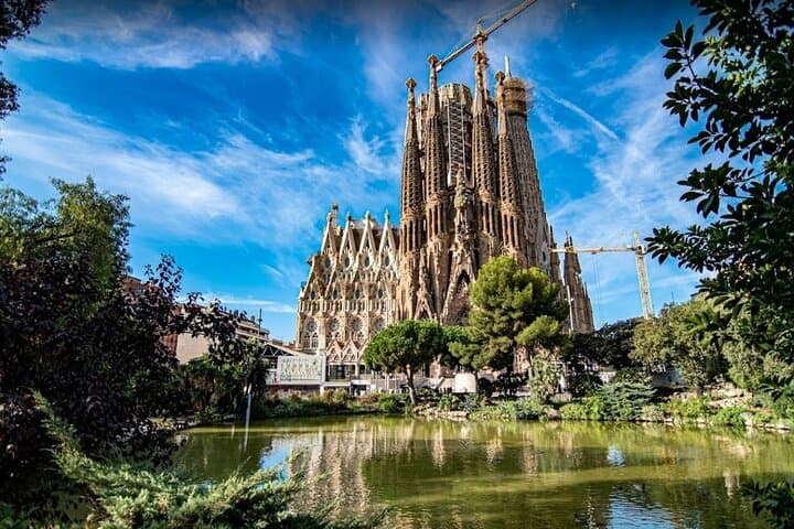 Private Tour around the outside of the Sagrada Familia