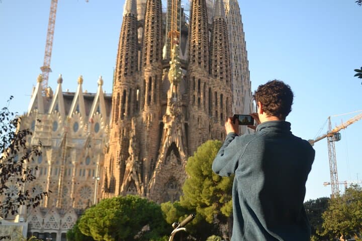 Barcelona 3-hour Bike or E-Bike Tour: Gaudí By Bike