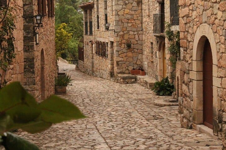 Private Transfer From Barcelona To Tarragona With a 2 Hour Stop