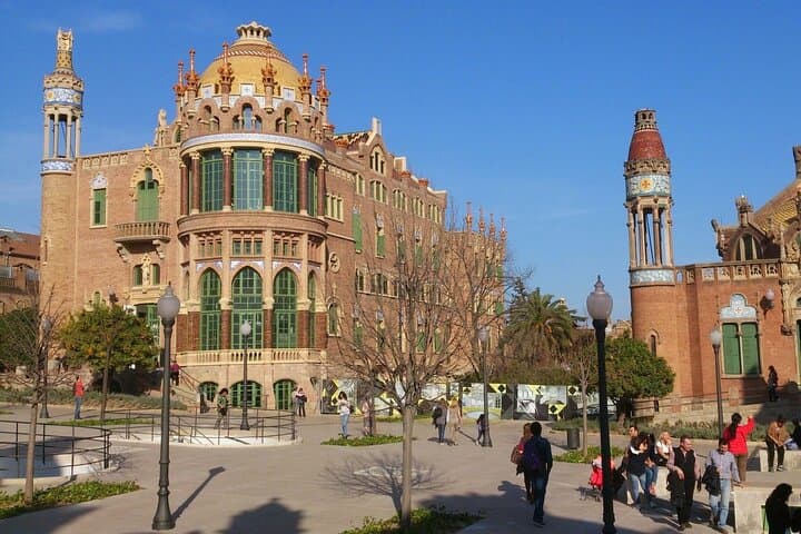 Private Transfer From Tarragona To Barcelona With a 2 Hour Stop