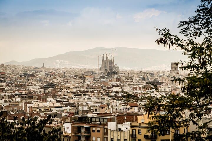 Private Transfer From Tarragona To Barcelona With a 2 Hour Stop
