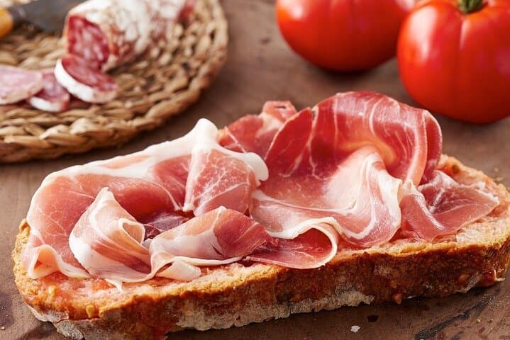 La mejor dieta mediterranea, jamon, aceite de oliva virgen extra y tomate fresco