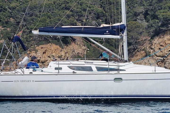 Sailing experience on a 4-hour sailboat in Girona