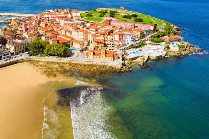 Classic romantic private walking tour in Gijon