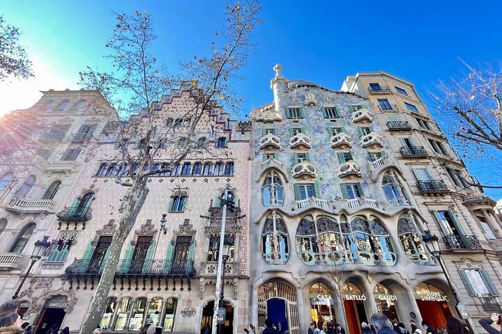 Barcelona 3-hour Bike or E-Bike Tour: Gaudí By Bike