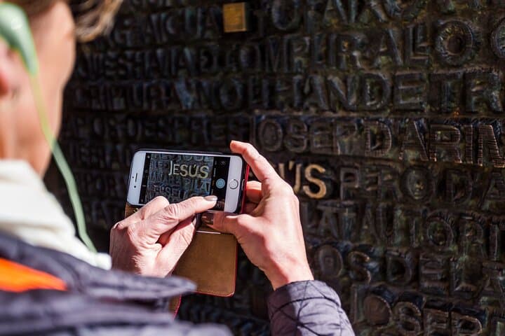 Barcelona: Sagrada Familia Guided Tour with Fast Track Access
