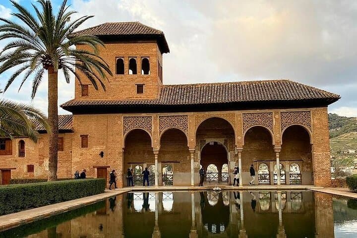 Alhambra Experience – Explore Nasrid Palaces & Generalife Gardens