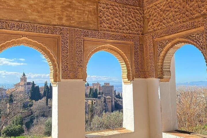 Alhambra Experience – Explore Nasrid Palaces & Generalife Gardens