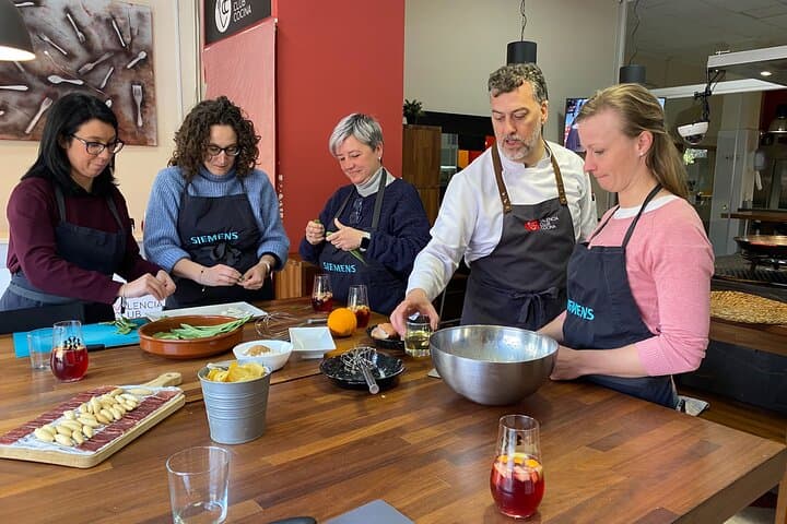 Valencian paella workshop and visit to the Algiros market