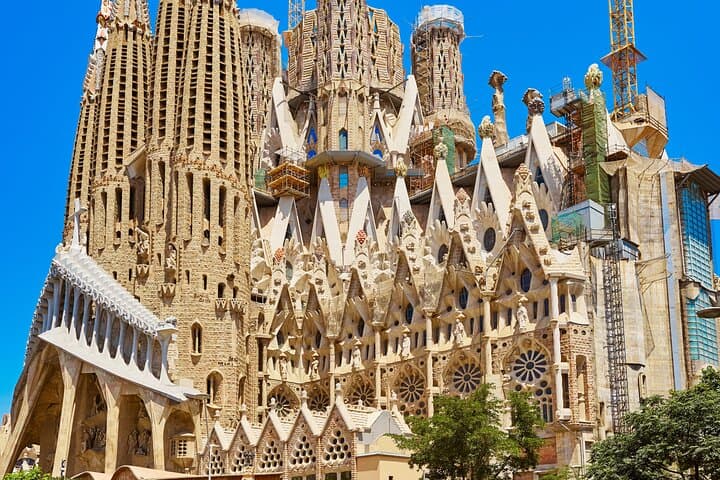 Barcelona Old Town and Top Attractions Private Car Tour