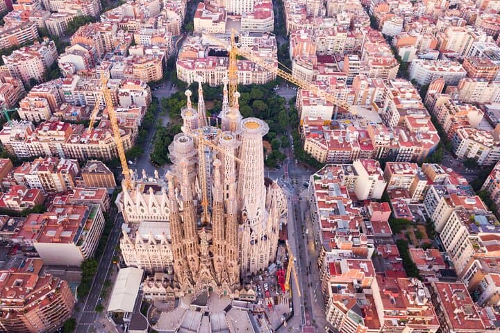 Barcelona Old Town and Top Attractions Private Car Tour