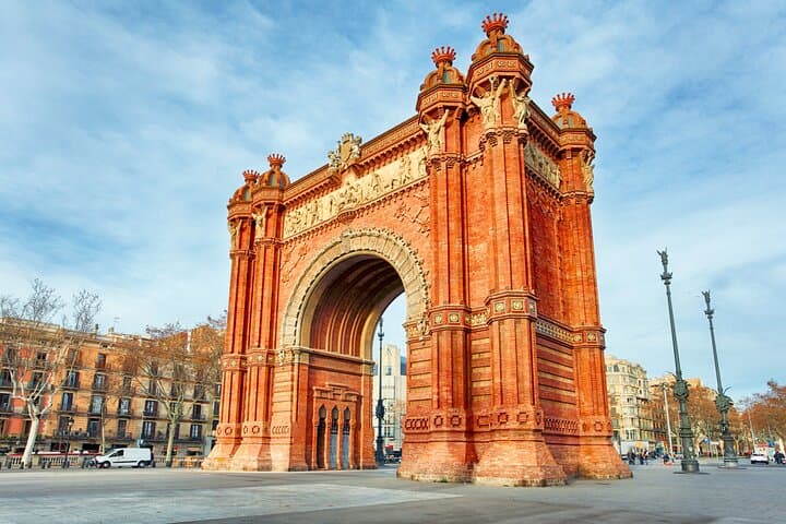 Barcelona Old Town and Top Attractions Private Car Tour