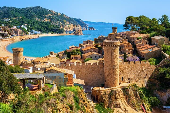 Barcelona Old Town and Top Attractions Private Car Tour