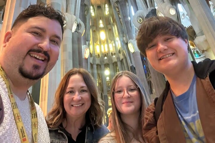 Barcelona VIP Private Tour: Sagrada Familia, Park Güell & Pedrera