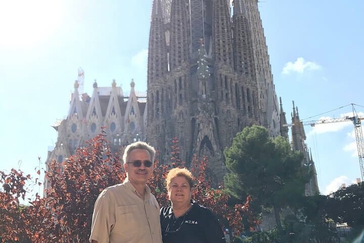Private Barcelona Highlights: Gothic Sagrada Familia & Park Güell