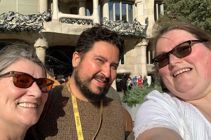 Private Barcelona Highlights: Gothic Sagrada Familia & Park Güell
