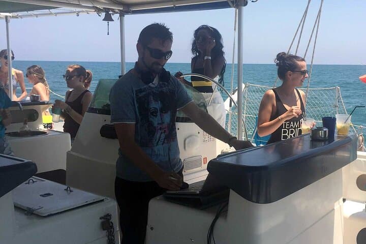 Day Cruise Party with Lunch On Board & Cocktail