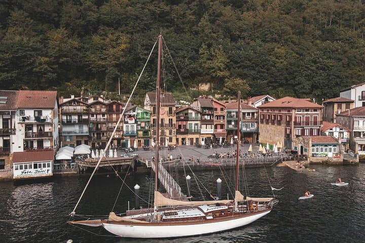 Sail discovering the coast aboard a classic sailboat