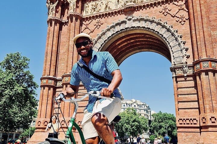 Barcelona Sightseeing by Bike with Photo Shooting and Tapas