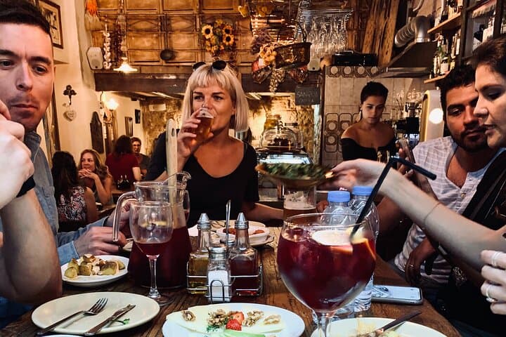 Barcelona Sightseeing by Bike with Photo Shooting and Tapas