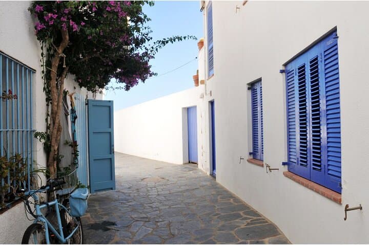 From Roses: Visit Cadaqués (New Free Audio Guide)