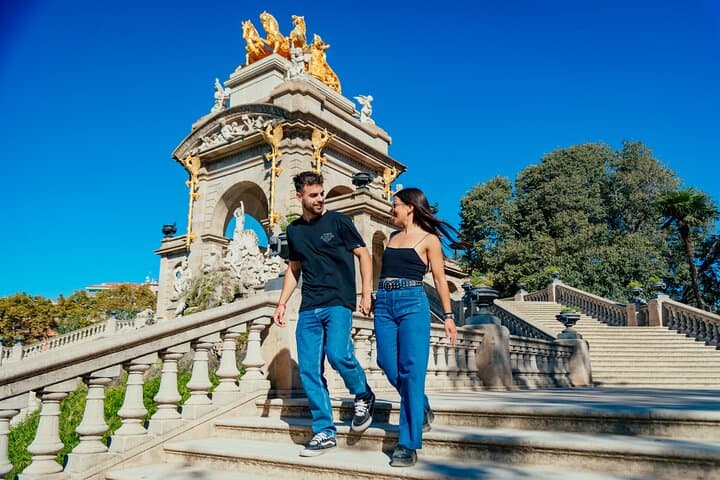 Barcelona: Professional Photoshoot Outside Arc de Triomf