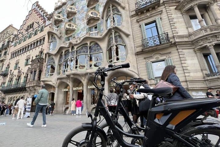 3 Hours Barcelona Guided Gaudi E-Bike Tour