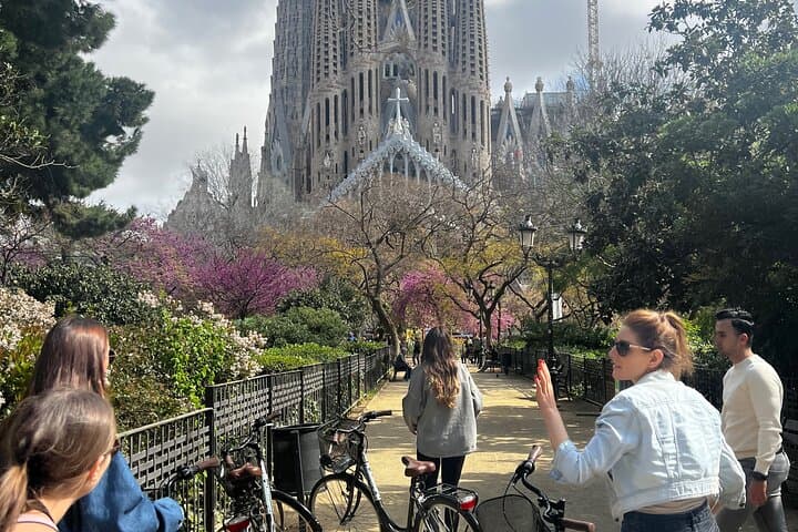 Barcelona Panoramic Escooter or E-Bike Tour