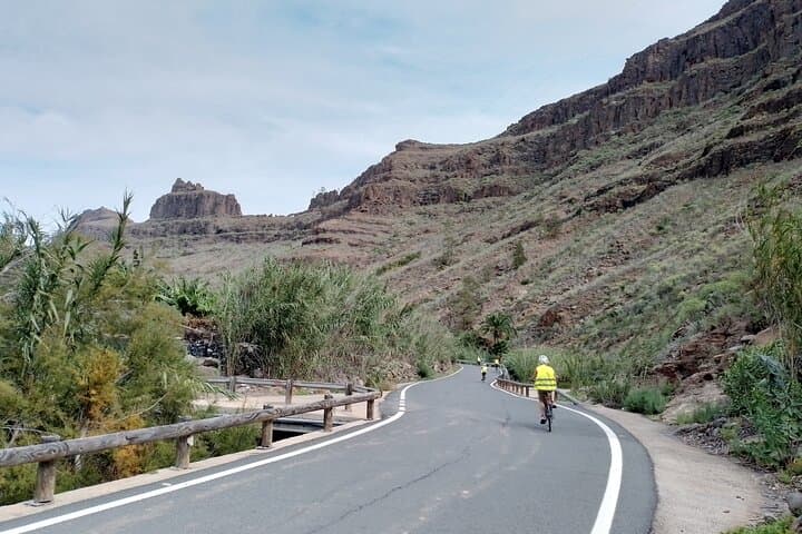 e-Bike Mountain Tour inside a Natural Park+option Tapas in a Cave