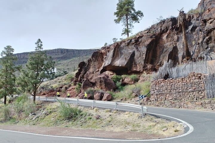 e-Bike Mountain Tour inside a Natural Park+option Tapas in a Cave
