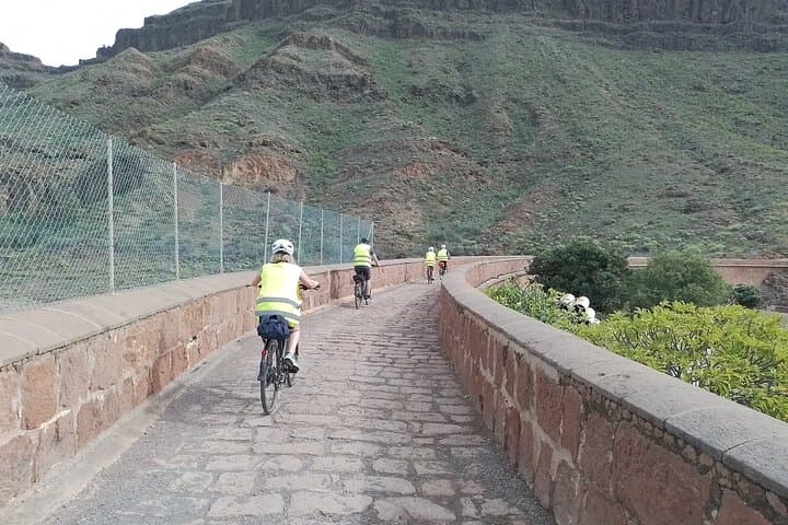 e-Bike Mountain Tour inside a Natural Park+option Tapas in a Cave