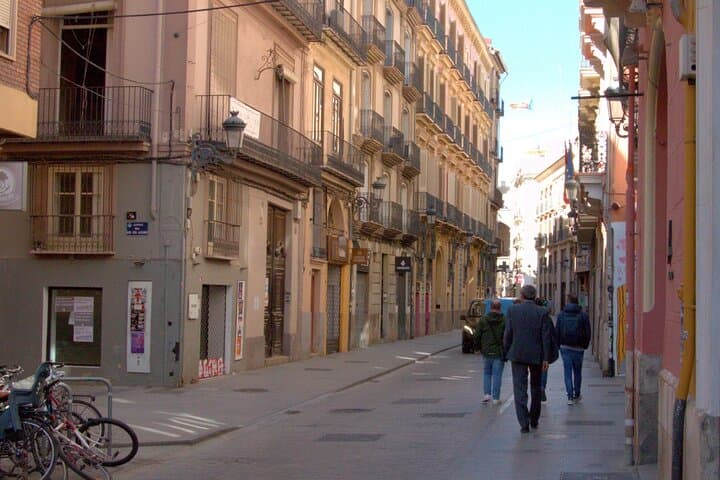 Between Two Gates: A Self-Guided Audio Tour in Valencia