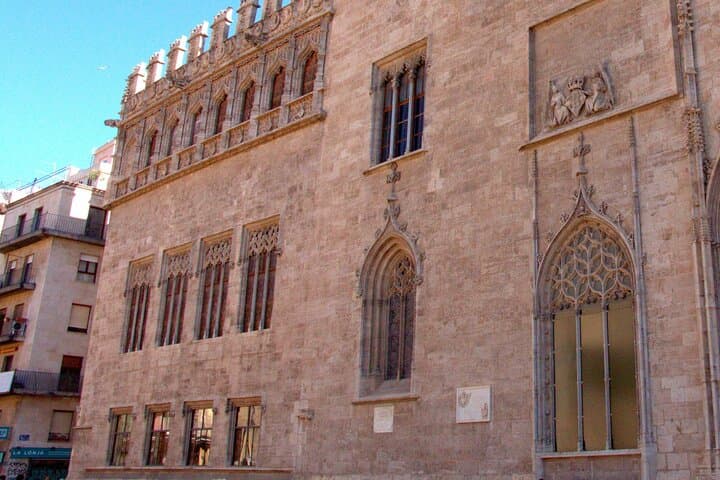 Between Two Gates: A Self-Guided Audio Tour in Valencia