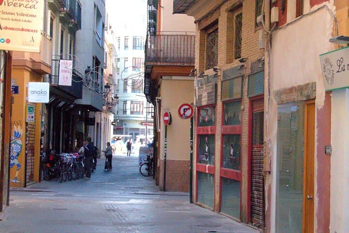 Between Two Gates: A Self-Guided Audio Tour in Valencia