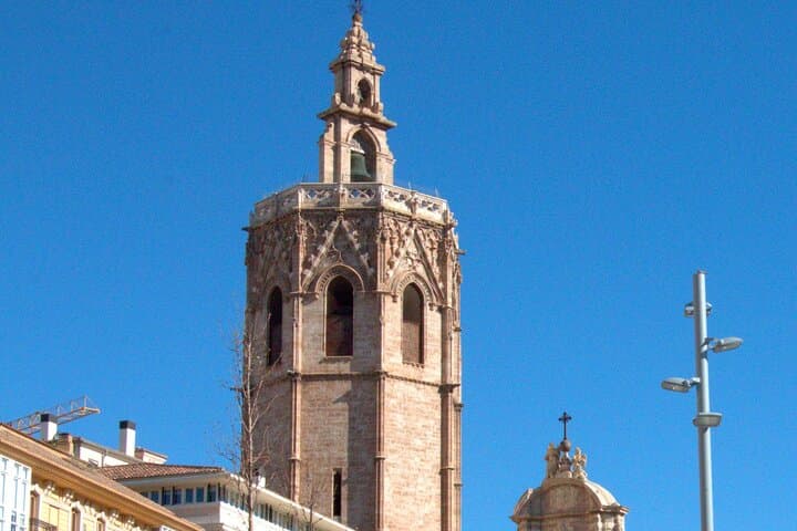 Between Two Gates: A Self-Guided Audio Tour in Valencia