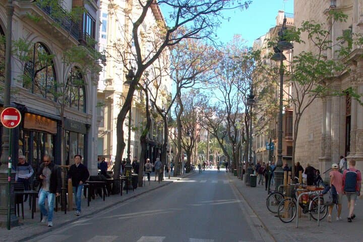 Between Two Gates: A Self-Guided Audio Tour in Valencia