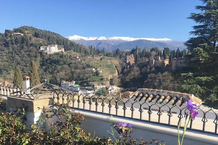 Albaicín and Sacromonte’s Iconic Sights: A Self-Guided Audio Tour