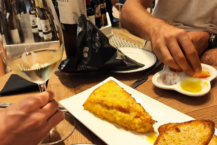 Gastronomic Bike Tour through Las Palmas at Night