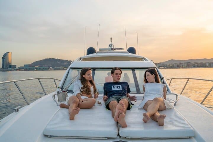 Private luxury yacht tour with snacks and drinks in Barcelona